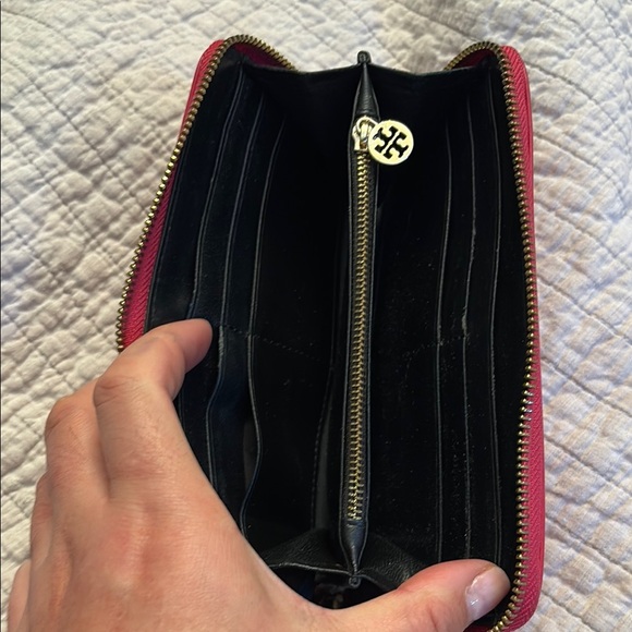 Tory Burch Fuchsia magenta Patent Leather Zip continental Wallet as Is - Picture 10 of 16